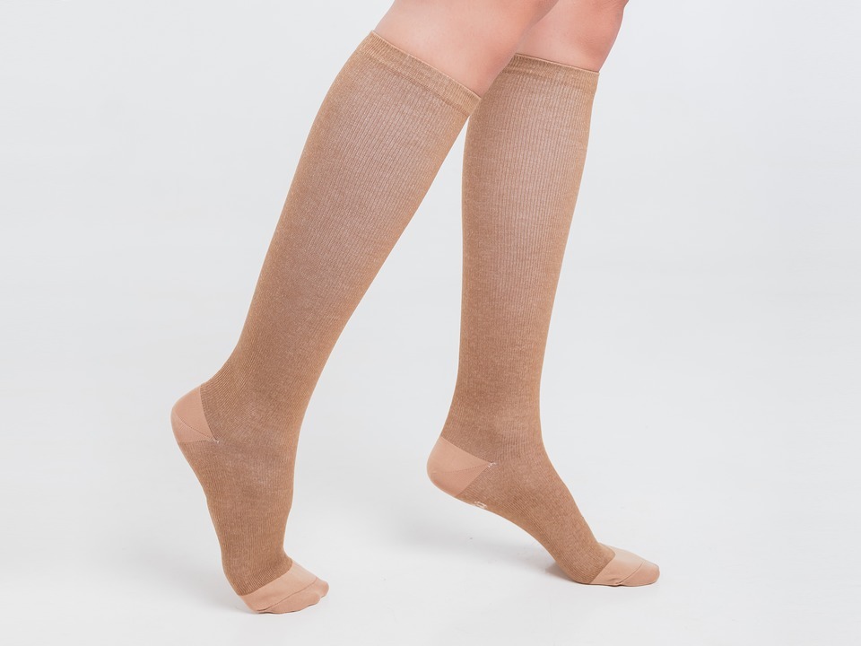 Компрессионное белье при варикозе ног: для чего нужно, помогает ли, как  выбрать и правильно носить для женщин и мужчин | АО «Тонус»